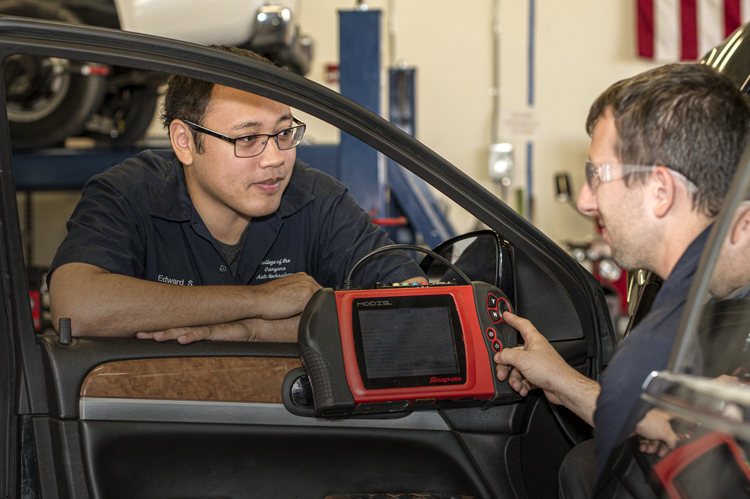 两名汽车专业的学生正在使用MODIS实耐宝发动机测试仪。