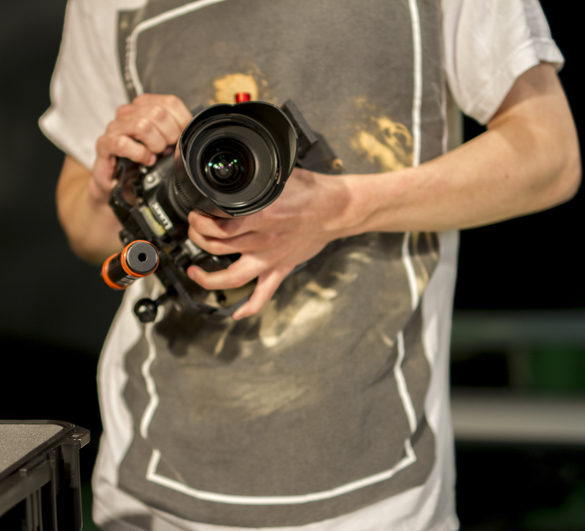 传媒娱乐艺术专业学生手持相机。