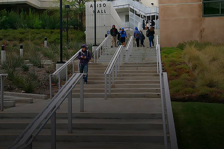 学生们走上通往阿利索大厅的楼梯