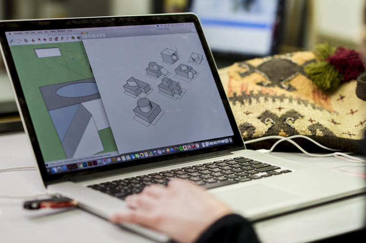 在建筑软件程序工作的建筑学学生。照片©robin马刺队