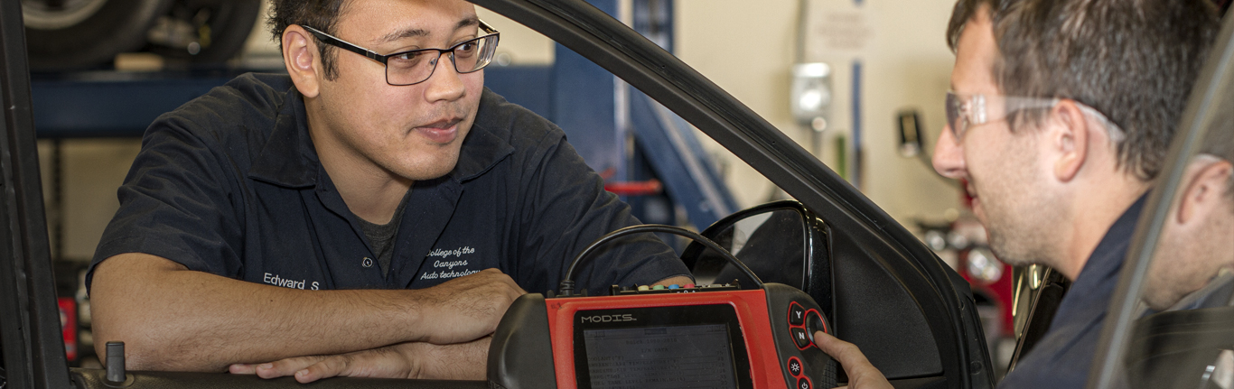 两名汽车专业的学生正在使用MODIS实耐宝发动机测试仪。