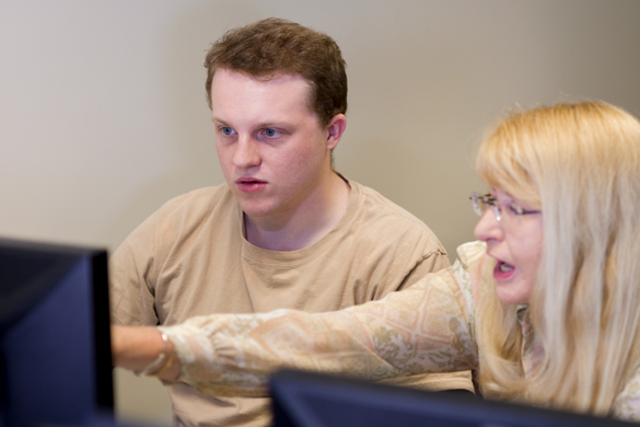 计算机应用学生与计算机教师。