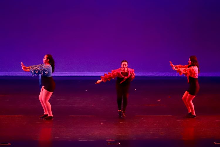 2019春季舞蹈音乐会:咯咯笑，微笑和舞蹈。组号码。