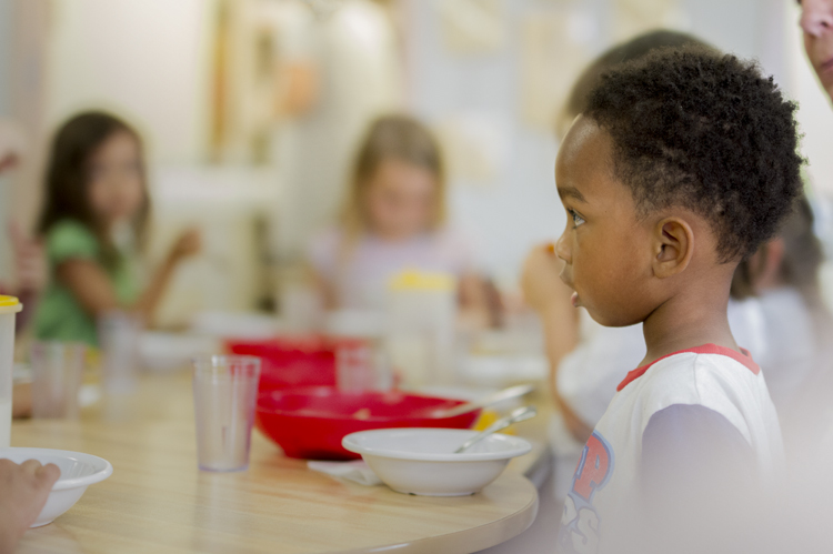 午餐时间为儿童中心的儿童早期教育。