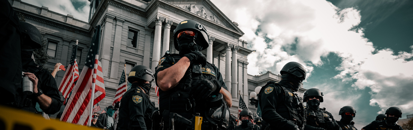 警察保护和平抗议者。