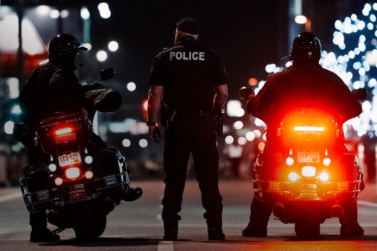 晚上的摩托车警察。