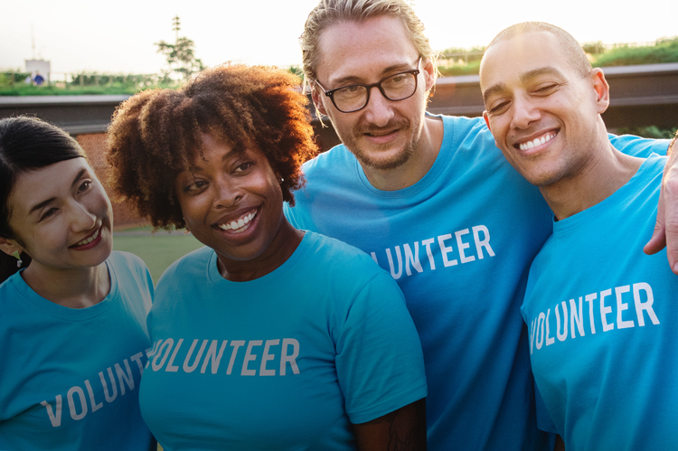 四个穿着蓝色志愿者t恤的人。