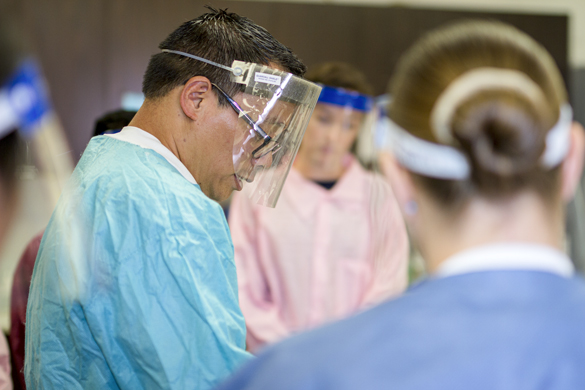 医学实验室技术员指导学生在实验室。
