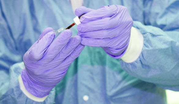 医学实验室技术员学生正在检查血液样本。