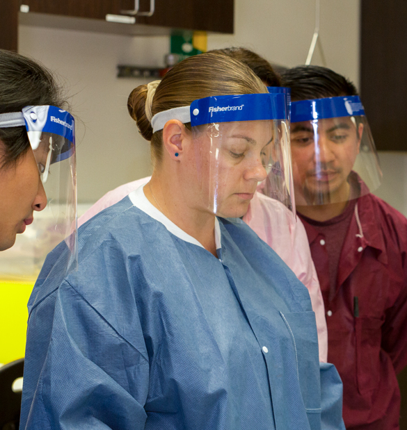 医学实验室技术人员在实验室的学生。