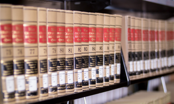 加州法律书籍在峡谷学院图书馆。亚博是专业买球