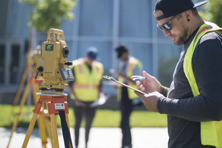 土地测量专业学生学习测量设备。图片©Robin Spurs