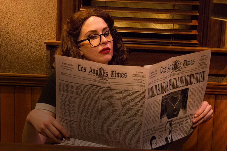 女演员在玩看报纸。