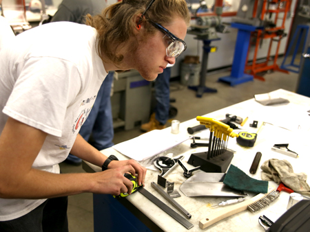 参加COC先进制造与焊接营项目的学生。