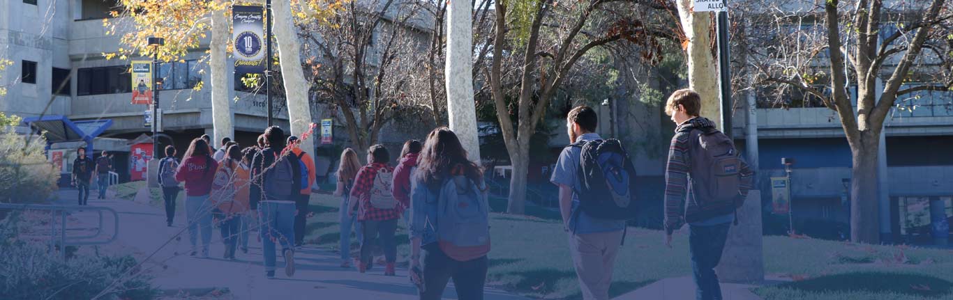 学生在校园里散步